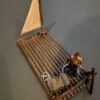 balsa con vela para escenografía · Balsa de río con vela