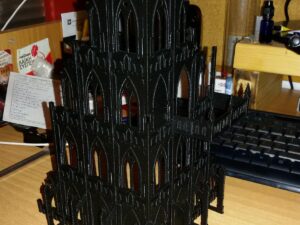 Fábrica gótica en ruinas para escenografía, modelo completo junto a un teclado