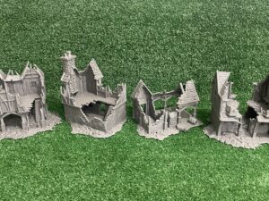 Pack de ruinas medievales para wargames Briarwood: cuatro edificios montados vistos de frente